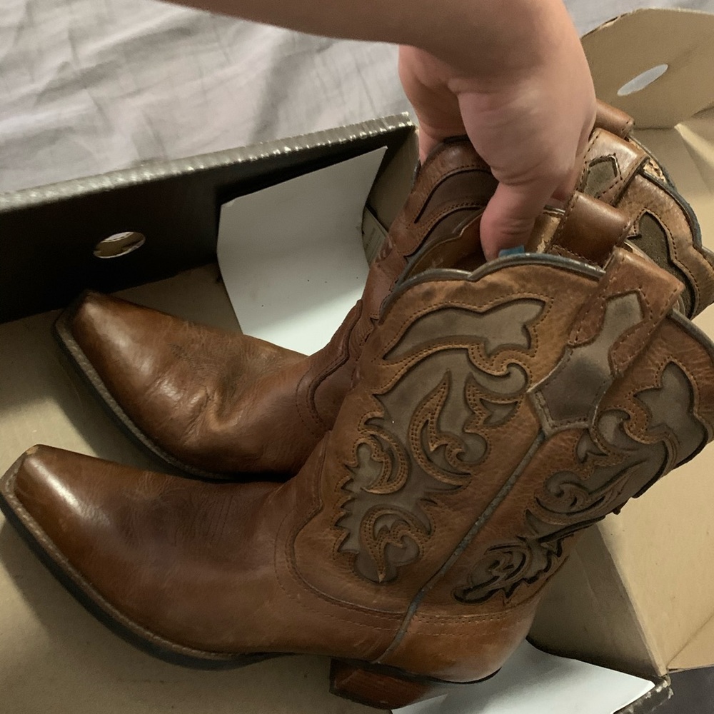 Ariat snip toe cow boy boots EUC.